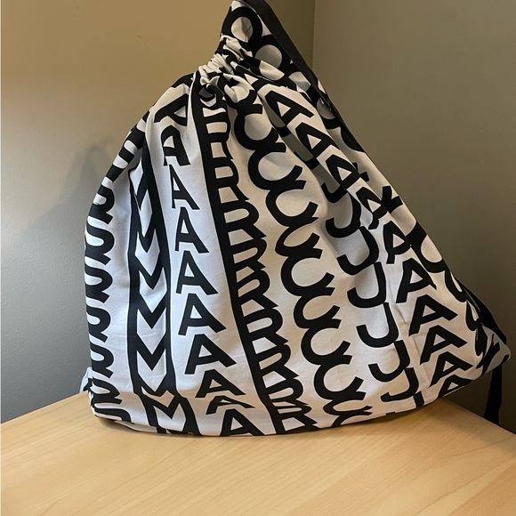 THE MARC JACOBS Canvas Small Tote Bag Black
The Ditsy Floral - Picture 7 of 7